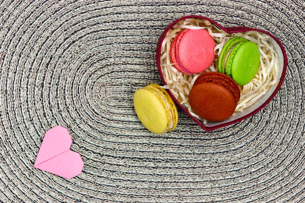 Caixa de presente em forma de coração com macarons franceses — Fotografia de Stock