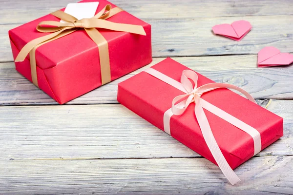 Cadeaux de vacances enveloppés dans du papier rose et attachés avec un ruban blanc. Style Provence. — Photo