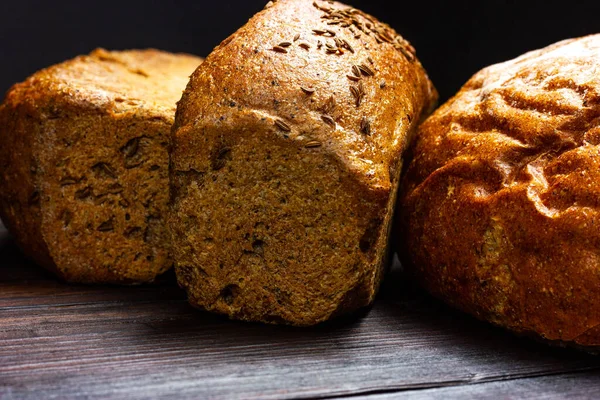 Brot wird in einer Bäckerei ausgestellt. Frisches Roggenbrot im rustikalen Stil. — Stockfoto