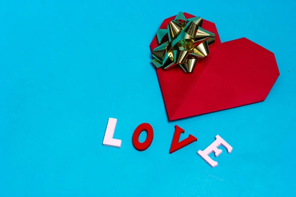 Cartão de saudação na forma de um grande coração vermelho e a inscrição amor — Fotografia de Stock