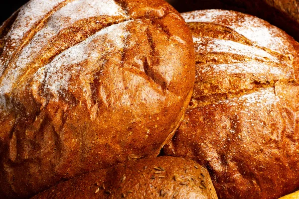 Panes de pan de centeno redondo de cerca. Contador de pan en una panadería — Foto de Stock