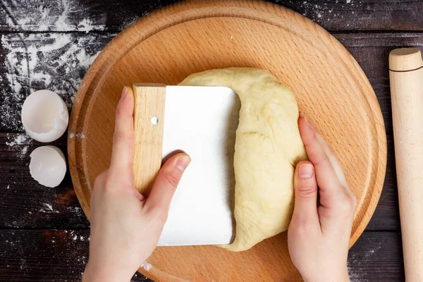 Bagaren knådar degen. Jag gör bröddeg. Utsikt uppifrån. Flat Lay. Rustik stil. — Stockfoto