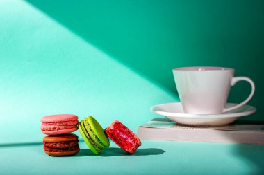 Kurabiye ve bir fincan kahve. Pencereden sabah ışığı