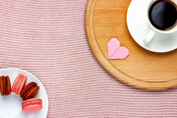 Französische Makronenplätzchen und eine Tasse Kaffee. Flach gelegt. Romantische Nachspeise. — Stockfoto