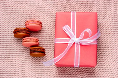 Beyaz kurdeleli pembe hediye. Hediye kutusu. Yukarıdan görüntüle.