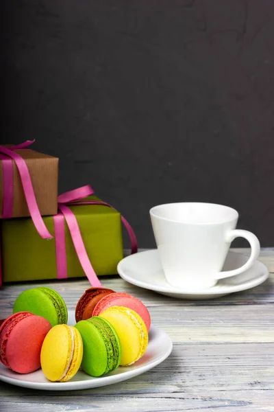 Almond flour cookies on a white plate. French macaroon cookies. Multi-colored cookies. — Stock Photo, Image