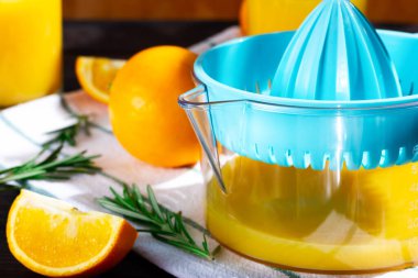 Portakal suyu yapıyorum. Citrus meyve sıkacağı. Portakal dilimi. Taze sıkılmış portakal suyu..