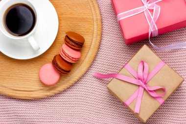 Hediye kutuları ve küçük badem kurabiyeleri. Yukarıdan bak. Festive Flat Lay