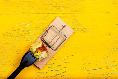 Fare kapanındaki çatala saplanmış bir parça çörek. Aşırı kilolu olmakla ilgili sağlık sorunları. Aşırı yeme sorunu konsepti. Arzularının tuzağı.