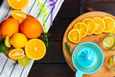 Tropikal kokteyller yapmak için gerekli malzemeler. Limonata için malzemeler. Taze meyve suyu yapma süreci. Limonata yapma süreci.