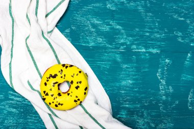 Beyaz mutfak havlusunda sarı kremalı çörek. Tatlı tatlı.