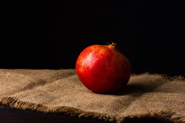 Çuvallamak için olgun nar. Taşra tarzında sakin bir hayat.