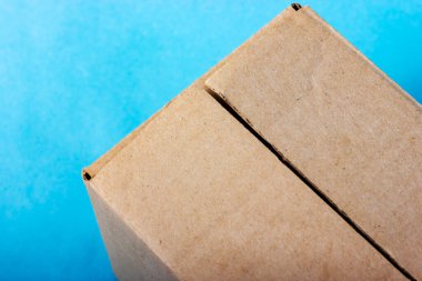 Mavi arkaplandaki karton kutunun bir parçası.