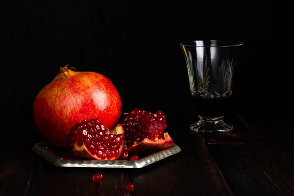 Antika tepside kırmızı nar ve antika bir bardak. Kırsal nar..