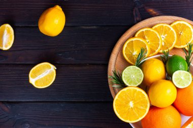 Tahtadaki tropik meyveler. Ferahlatıcı limonata yapmak için gerekli malzemeler.