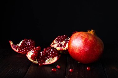 Kırık nar. Narı meyve suyu için hazırlıyorum. Kırsal biçim