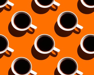 Turuncu arka planda bir fincan kahve.