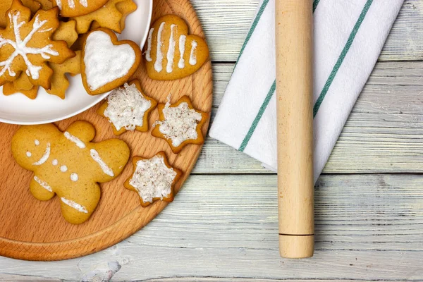 Um prato com biscoitos de Natal em uma mesa de madeira leve. Biscoitos caseiros de Natal. — Fotografia de Stock