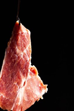 Kancaya biftek asmak. Gösterişsiz bir parça domuz eti..