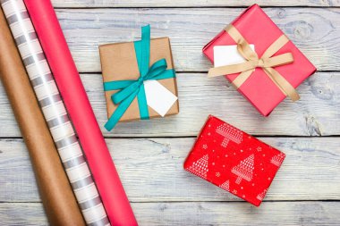 Hediye kutuları ve paket kağıtları masanın üzerinde. Hediye paketleme süreci.