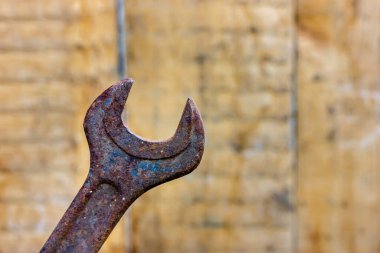 Paslı anahtar. Eski el aletleri. Anahtarda pas var..