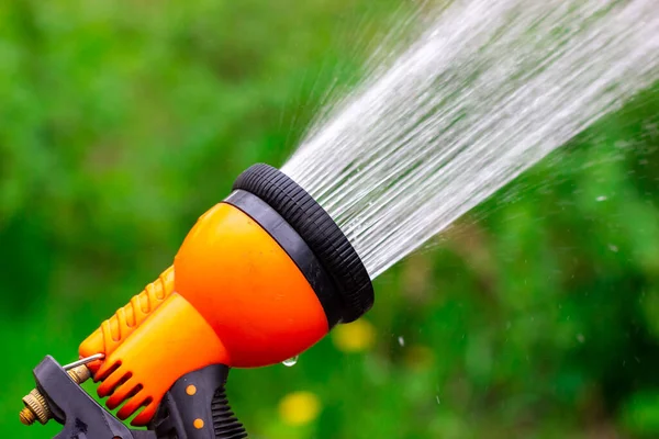 Pistola a spruzzo con getto d'acqua. Spruzzatore da giardino. Giardino processo di irrigazione. — Foto Stock