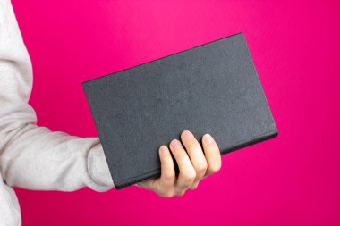 Bir kadının elinde kitap. Bilgi edinmek için bir ders kitabı.