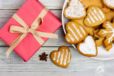 Bej kurdeleli ve noel kurabiyeli pembe hediye.