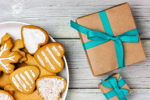 圣诞饼干和带节日彩带的礼物自制的圣诞饼干 — 图库照片