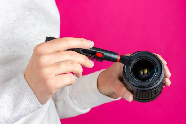 Proceso de limpieza de lentes fotográficas. El fotógrafo está limpiando su lente. — Foto de Stock