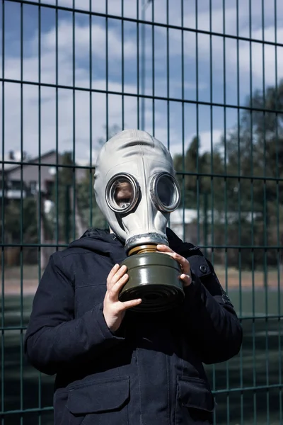 Seorang anak dalam masker gas. Individu berarti perlindungan kimia. — Stok Foto
