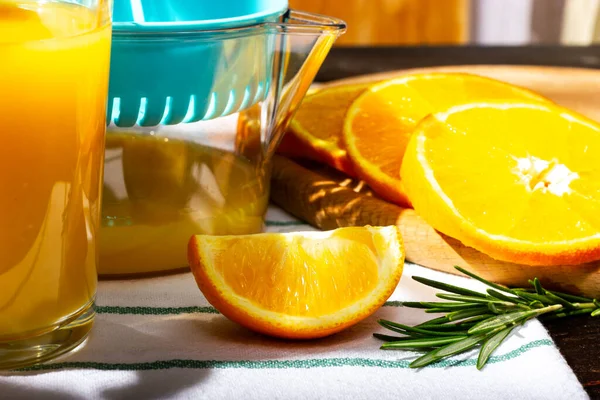 Нарезанные кусочки апельсина. Процесс приготовления апельсинового сока. Сок апельсина. — стоковое фото
