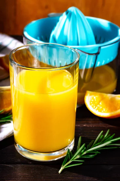 Апельсиновый сок в стакане. Стакан сока на утреннем солнце. — стоковое фото