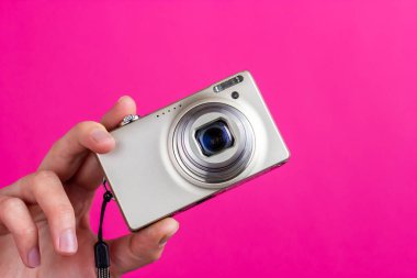 Dijital kamera elinde. Bir fotoğraf oluşturma süreci.