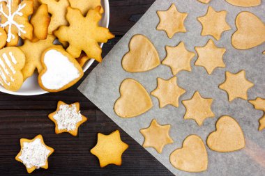 Ev yapımı Noel kurabiyeleri. Ev yapımı kurabiyeler. Bir tabak kurabiye..