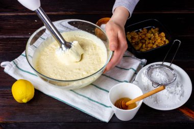 Mutfakta blenderla çalışıyorum. Hamur dövüyorum. Çörek hamuru. Bir ev hanımının ellerinde blender. Kız hamuru karıştırıcı ile karıştırıyor..