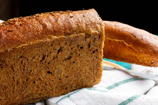 A loaf of rye bread. Rustic style bread. Homebaked bread. Rye flour bread. — Stockfoto