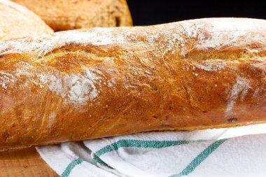 Fransız ekmeği. Fırın masası. Taze pişmiş çıtır ekmek..