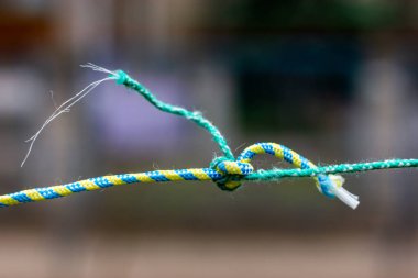 Çamaşır ipinde düğüm var. Düğümlü ipler. İpte bir düğüm..