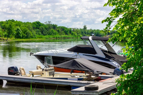 Nehirdeki tekne istasyonu. Tekne istasyonunda tekneler ve tekneler. Güneşli bir günde tekne istasyonu.