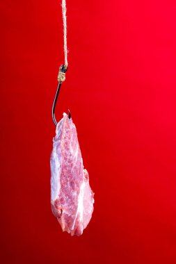 Kanca yemi. Bir parça çiğ et. Kancadaki çiğ domuz eti..