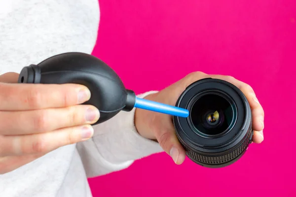 Proceso de limpieza de lentes. Servicio de equipos fotográficos. Las manos femeninas están limpiando el polvo de la lente. — Foto de Stock