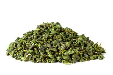 Beyaz arka planda yeşil çay. Kuru yeşil çay yaprakları beyazda izole..