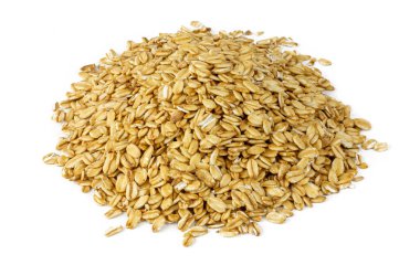 Beyaz arka planda yulaf ezmesi. Beyaz arka planda yulaf ezmesi taneleri var. Mısır gevrekleri yakın plan. Yüksek açı görünümü