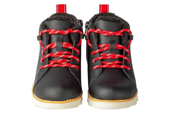 Bottes noires avec lacets rouges. Chaussures en cuir sur fond blanc. Isoler sur blanc. — Photo
