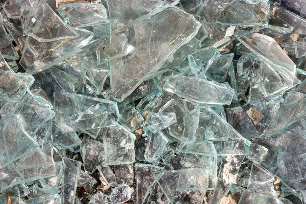 Rozbité sklo. Kousky rozbitého skla. Ostré sklo. — Stock fotografie