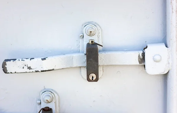 Bevestig ijzeren deuren. Hangsloten deuren. IJzeren poort van de container. — Stockfoto