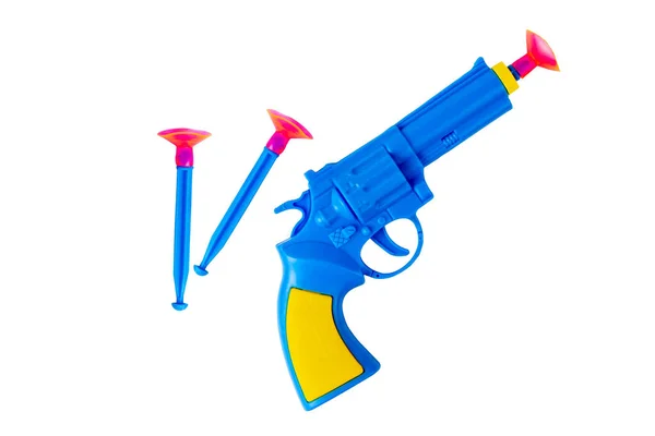 Speelgoedpistool. Kinderpistool op een witte achtergrond. Blauw pistool met zuignappen. — Stockfoto
