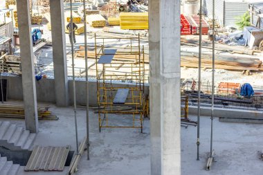 Beton sütunlar. Somut temel. İnşaat alanı. İnşaat süreci başlatılıyor.