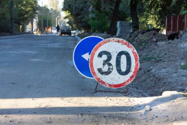 Yol işaretleri. Engellenmiş yol. Yol çalışıyor. Hasarlı yol yüzeyi.